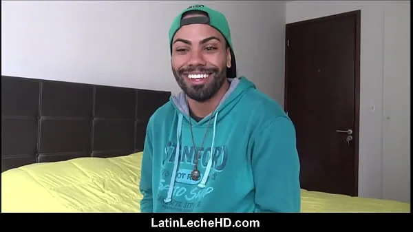 Färsk Hot Amateur Latino Stud Looking For Employment Sex With Filmmaker Guy For Cash POV min tub