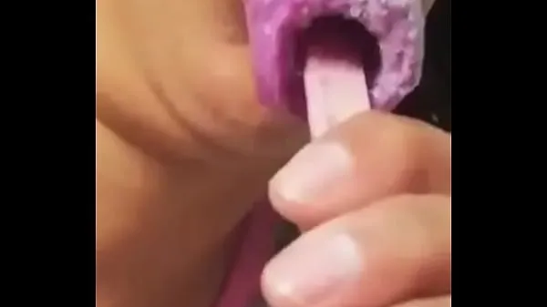 Fresco Eating ice cream meu tubo