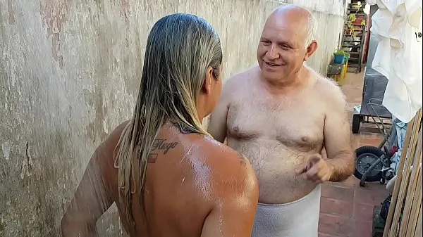 Fresh Grandpa bathing the young girl he met on the beach !!! Paty Butt - Old Grandpa - El Toro De Oro my Tube