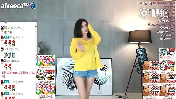 Świeże Yi Suwan's big-chested T-shirt can't cover it, and she wears hot pants sexy and seductive dance live broadcast public account [喵贴 mojej tubie