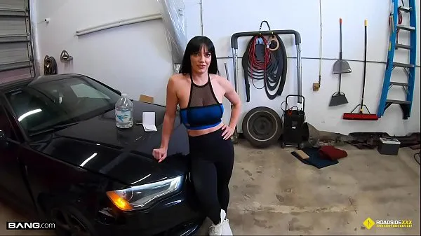 Segar Roadside - Fit Girl Gets Her Pussy Banged By The Car Mechanic Tube saya