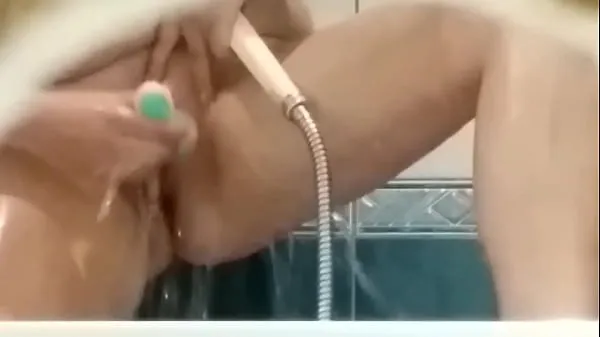 Čerstvé voyeur shaved girl in the shower mojej trubice