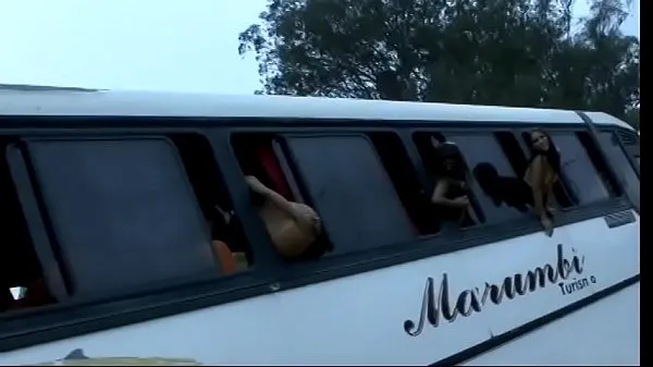 新鲜Naughty Brazilian gals decided to cause mayhem in the bus h. out of the window their juicy round naked butts and boobs我的管子