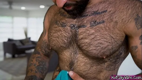Frisk Guy gets aroused by his hairy stepdad - gay porn mit rør