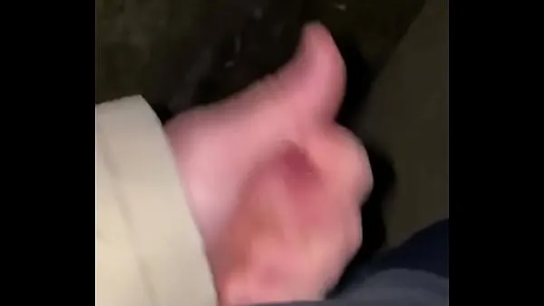 Frisk Masturbating My dick in public mit rør