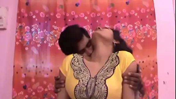 Čerstvé Hot indian aunty kissing with boyfriend mé trubici