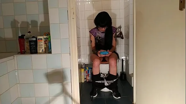 Vers Sexy goth teen pee & s. while play with her phone pt2 HD mijn Tube