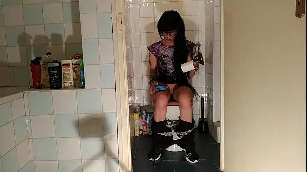 Tüpümün Sexy goth teen pee & crap while play with her phone pt1 HD taze