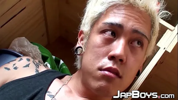 Frisk Blond Japanese twink toys with hole and strokes his dick mit rør