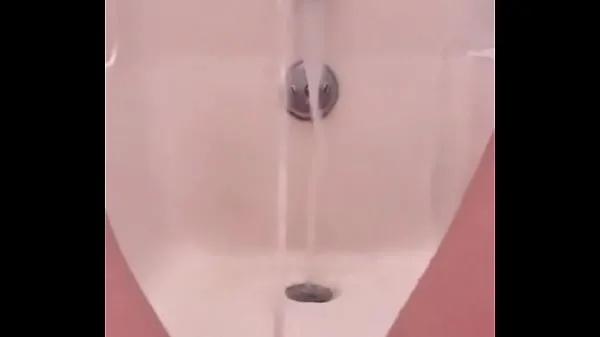 Frisk 18 yo pissing fountain in the bath mit rør