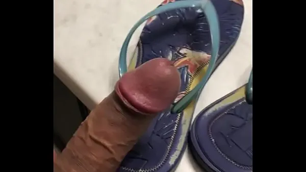 新鲜Havainas fucking and enjoying lightly used slippers我的管子