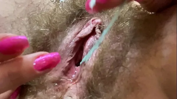 Frisch doppelter Orgasmus mit super nasser haariger Muschi und Tampons in der riesigen Klitoris meiner Tube