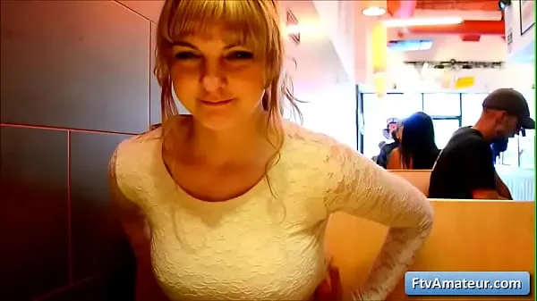 Friss Sexy natural big tit blonde amateur teen Alyssa flash her big boobs in a diner a csövem