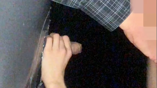 Färsk Couple enjoing glory hole at the club, she love take two dicks anda get cum min tub