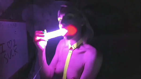 Tươi kelly copperfield deepthroats LED glowing dildo on webcam ống của tôi