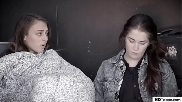 Čerstvé Homeless girls find a sugar - Gia Derza, Evelyn Claire mojej trubice