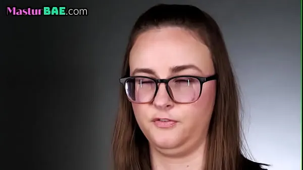 Friss Hairy bush teenager explains how she likes to masturbates a csövem