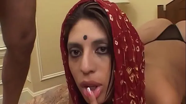 Frisk Husband is at a meeting, indian wife cheat him with 2 big cocks mit rør