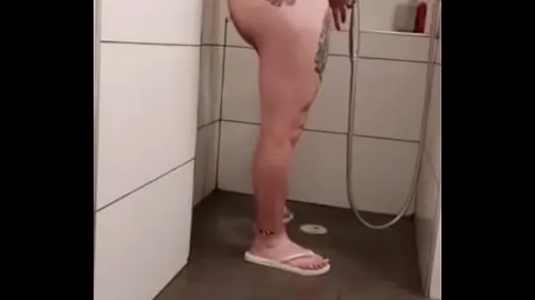 Čerstvé Karen shows us her red toes white flip flops while showering mé trubici