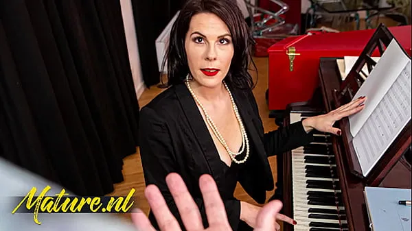 Färsk French Piano Teacher Fucked In Her Ass By Monster Cock min tub