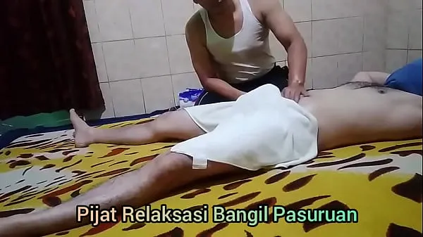Frisk Straight man gets hard during Thai massage mit rør