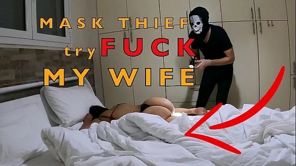 Färsk Mask Robber Try to Fuck my Wife In Bedroom min tub