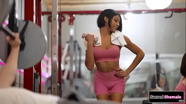 Frisk Latina tgirl Lola Morena gets barebacked at a gym mit rør