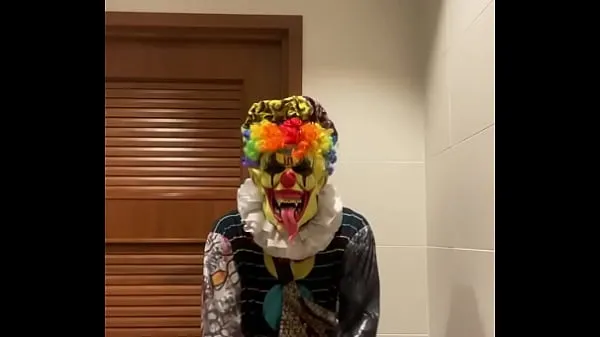 Friss Lila Lovely takes a bathroom break with Gibby The Clown a csövem