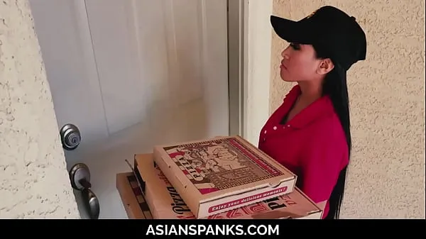 Tüpümün Pizza Delivery Teen Cheated by Jerking Guys (Ember Snow) [UNCENSORED taze