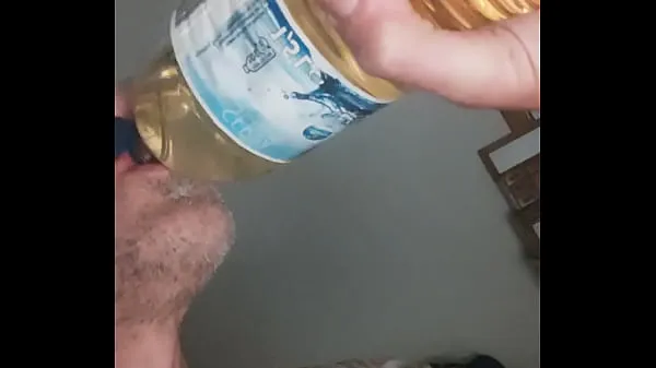 Čerstvé Chugging 1,5 litres of male piss, swallowing all until last drop part two mé trubici