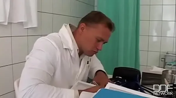 Färsk Doctor checks this perfect throat min tub