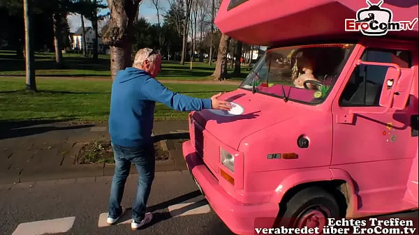 Färsk Grandpa picks up German teen on the street and fucks her in the car min tub