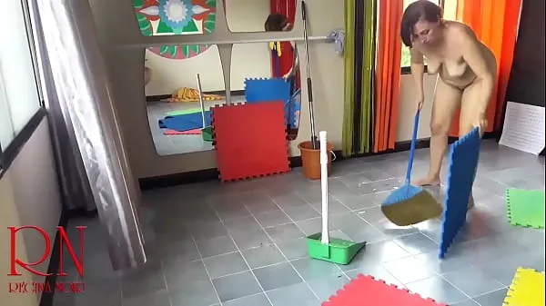 طازجة Nudist maid cleans the yoga room. A naked cleaner cleans mirrors, sweeps and mops the floor. scene 1 أنبوبي