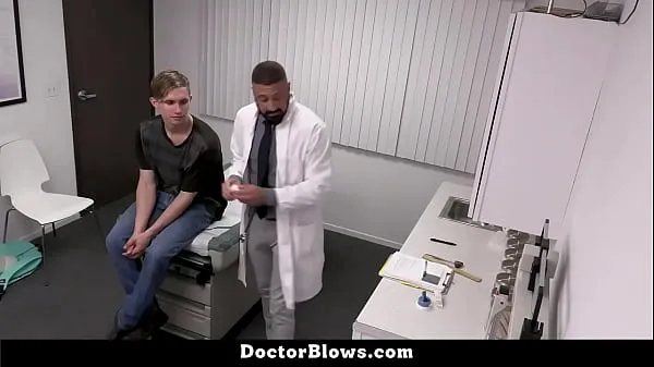 Fresco El doctor quiere asegurarse de que este joven sea sexualmente saludable, por lo que realiza algunas pruebas físicas - Marco Napoli y Darron Bluu - DoctorBlows mi tubo