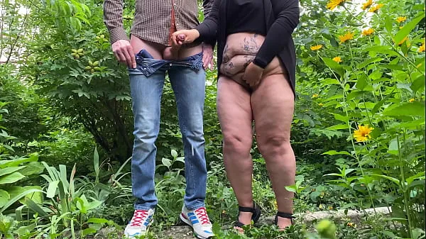 Tüpümün Outdoor masturbating milf with sexy belly made me cum from her handjob taze