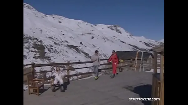Čerstvé Vanessa Virgin Rides Out an Anal Threeway in the Alps mojej trubice