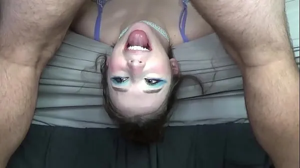 Frisk Beautiful Teen Gets Messy in Extreme Deepthroat Off the Bed Facefuck with Head Slamming Throatpie mit rør