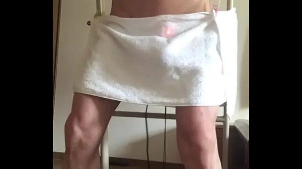 Friss The penis hidden with a towel comes off when it moves and is exposed. I endure it, but a powerful vibrator explodes and eventually the towel falls. Ejaculate in 1 minute of premature ejaculation a csövem