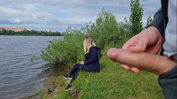 Vers The exhibitionist man saw a lonely girl in nature and took out his dick in front of her and began to masturbate the dick in front unfamiliar beauty, he risks scaring her, but she likes to look at a big male dick and wants to see his cumshot mijn Tube