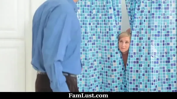 Färsk Stepmom in Shower Thought it Was Her Husband's Dick Until She Finds Out Stepson is Behind The Curtains - Famlust min tub