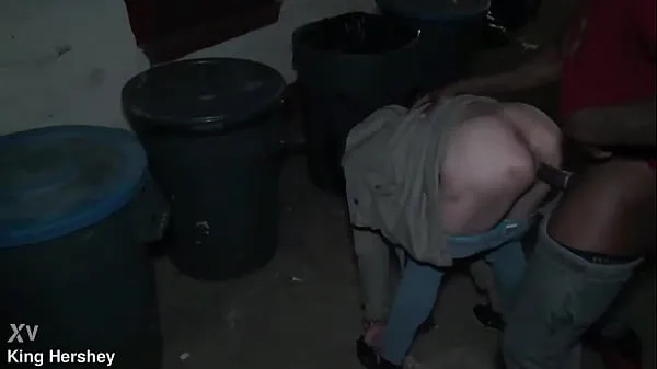 Frisk Fucking this prostitute next to the dumpster in a alleyway we got caught mit rør