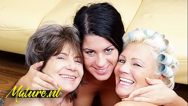 Färsk Horny Teen Rashina Invited a Lesbian Mature Couple Over For Hot Threesome min tub
