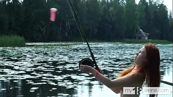 สดMY18TEENS - Cute girl decided to go fishing and caught a dildo and fucked herself in the boatหลอดของฉัน