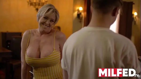 新鲜Mother-in-law Seduces him with her HUGE Tits (Dee Williams) — MILFED我的管子
