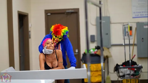 Świeże Ebony Pornstar Jasamine Banks Gets Fucked In A Busy Laundromat by Gibby The Clown mojej tubie
