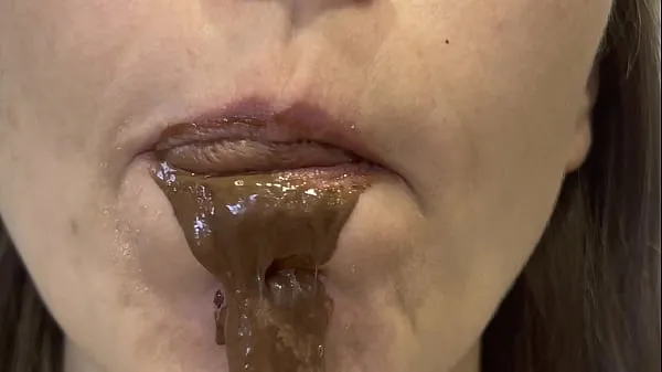 Färsk Chocolate Eating, Chocolate Spit and Chocolate Saliva min tub