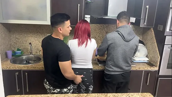 Čerstvé Wife and her Husband Cooking but Ops his Friend Gropes his Wife Next to the NTR Netorare NTR mé trubici