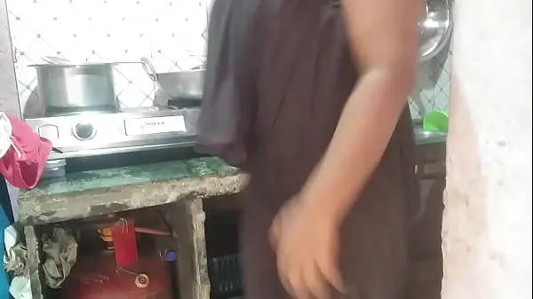 新鲜Desi Indian fucks step mom while cooking in the kitchen我的管子