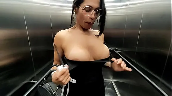 Sveže Fitness slut goes to the gym without panties and gets attached to the staff moji cevi