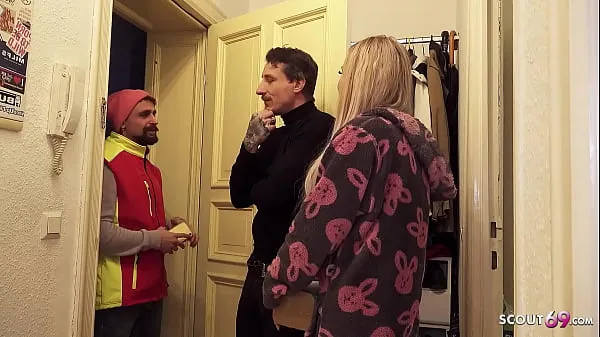 Sveže German Teen Couple talk postman to Fuck his Girlfriend while he watch moji cevi